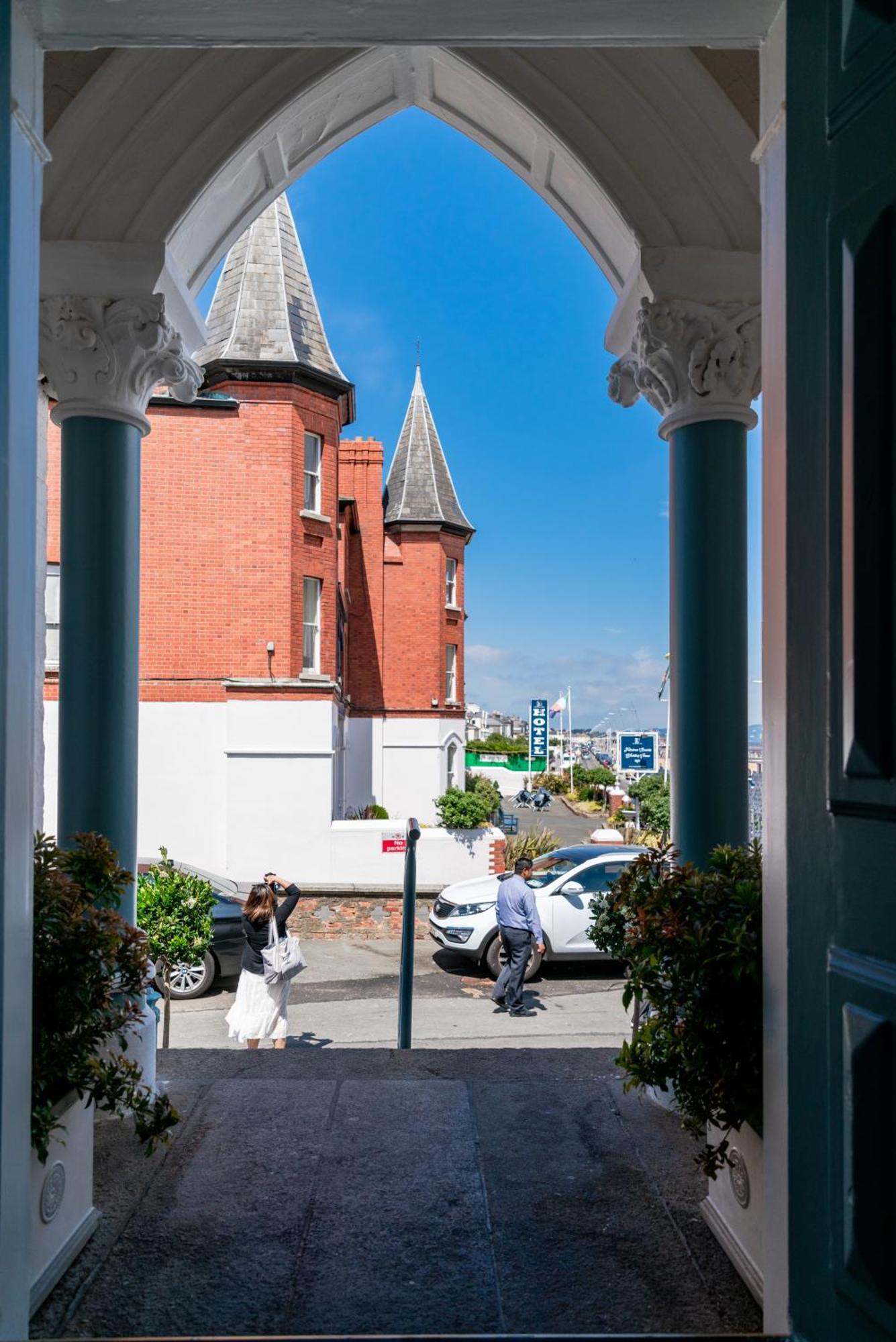 The Strand Hotel, The Former Residence Of Oscar Wilde เบรย์ ภายนอก รูปภาพ