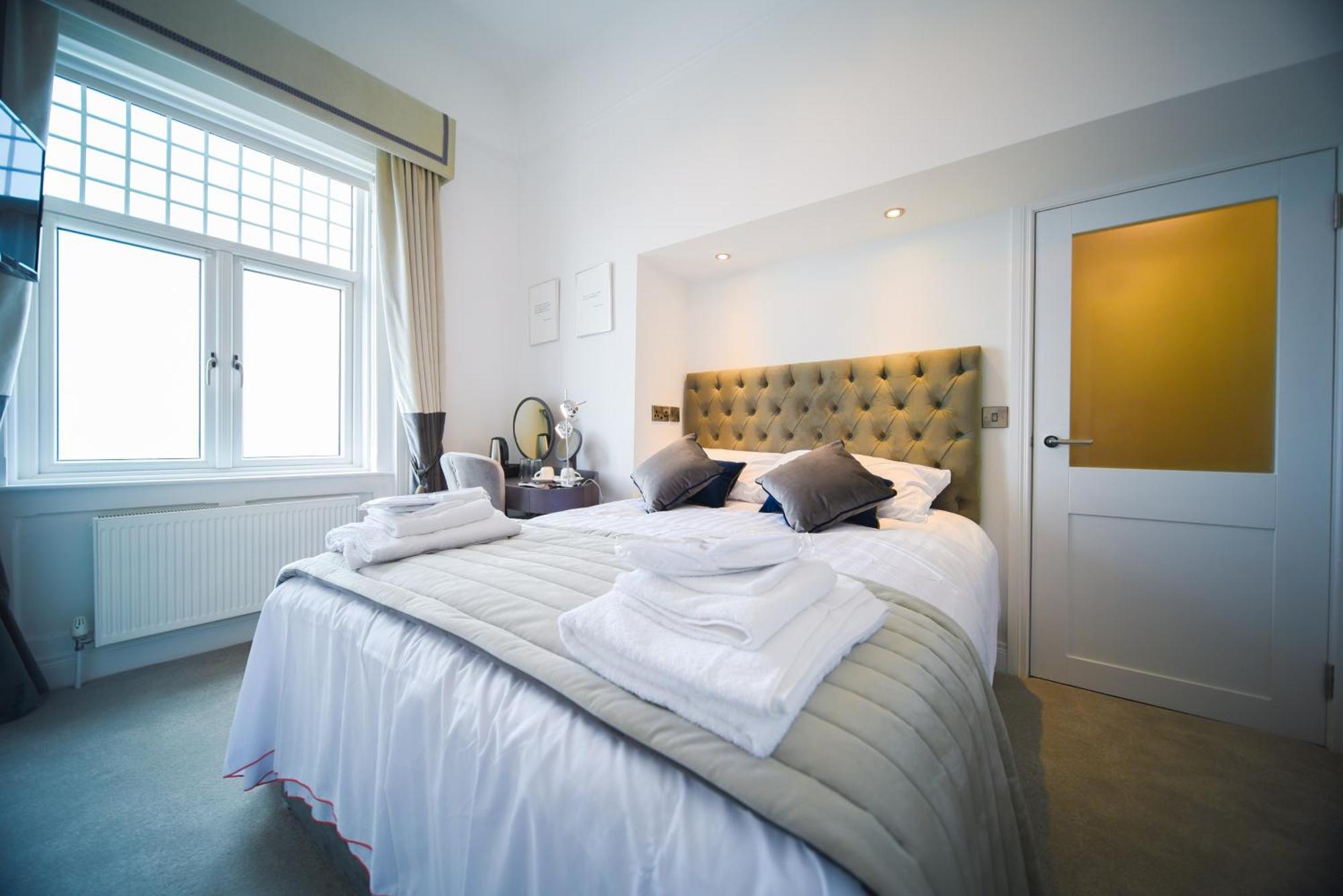 The Strand Hotel, The Former Residence Of Oscar Wilde เบรย์ ภายนอก รูปภาพ