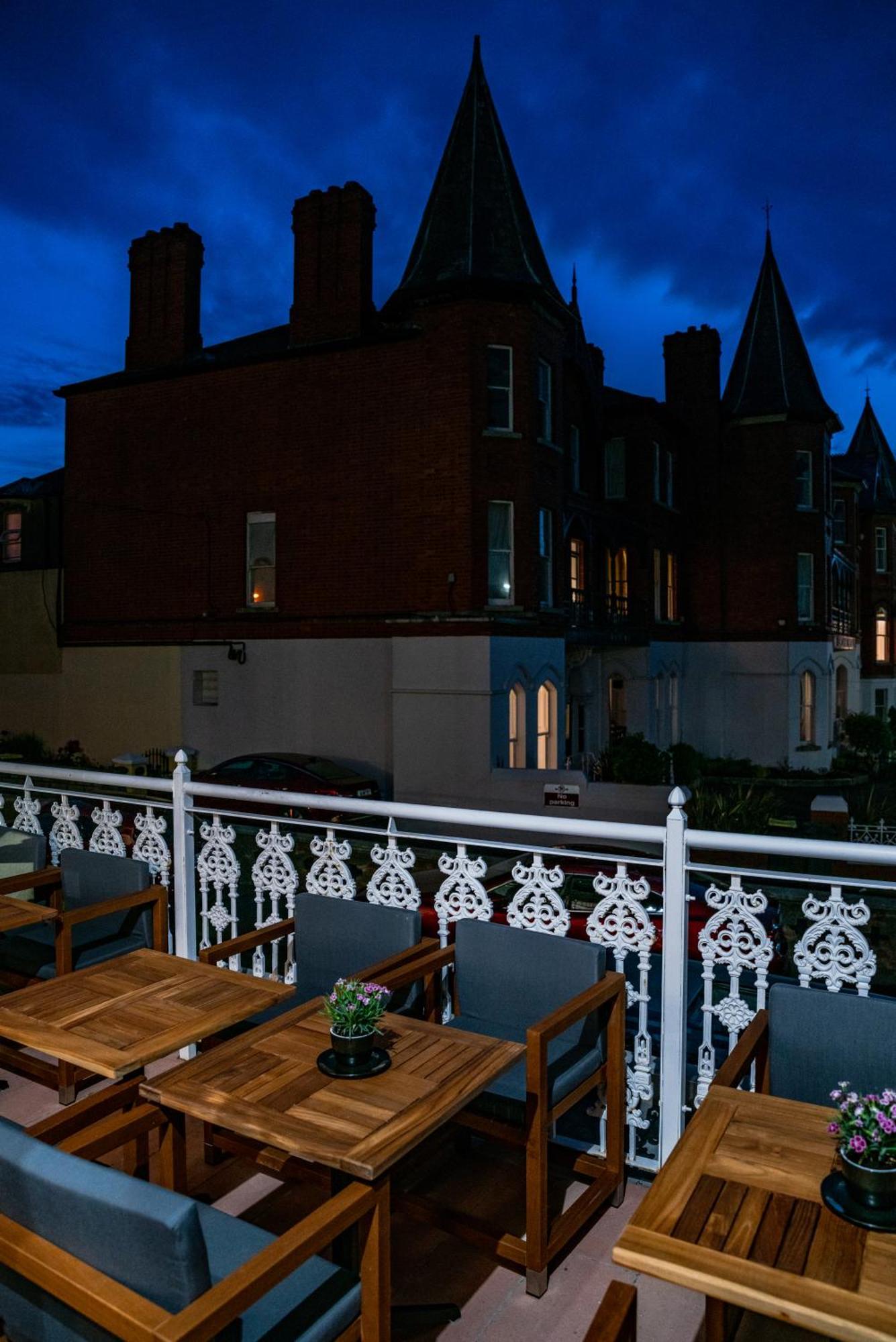 The Strand Hotel, The Former Residence Of Oscar Wilde เบรย์ ภายนอก รูปภาพ