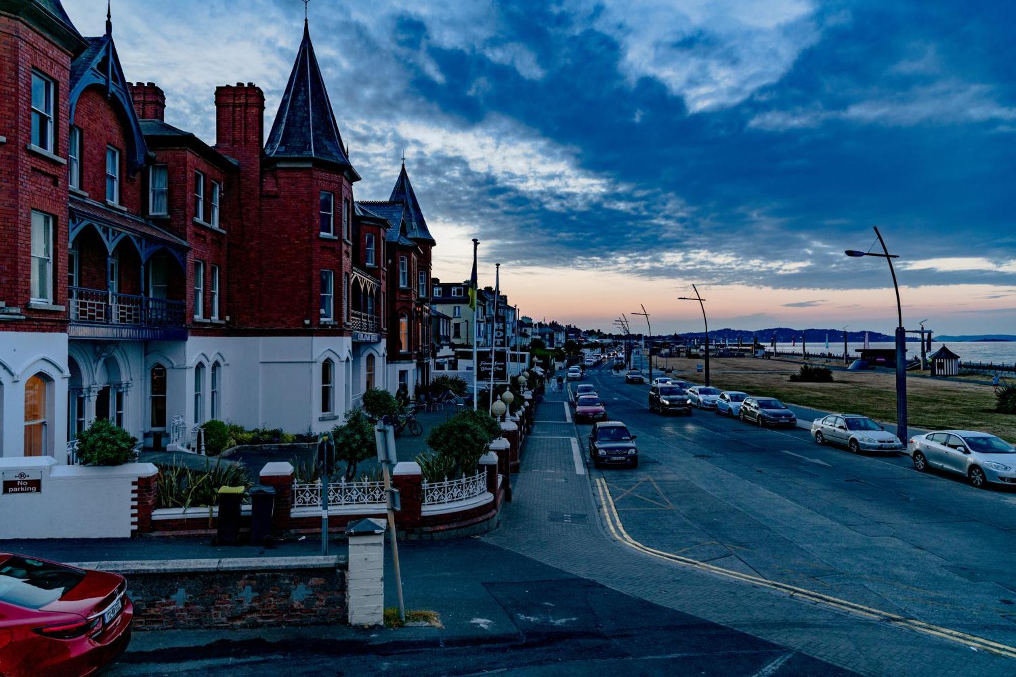 The Strand Hotel, The Former Residence Of Oscar Wilde เบรย์ ภายนอก รูปภาพ